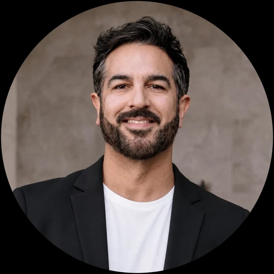 Beto Kossio, consultor inmobiliario en Hermosillo, retrato de frente con saco negro