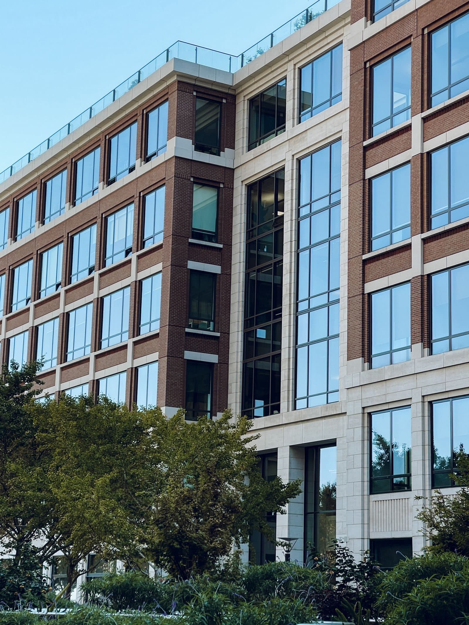 Edificio de oficinas de ladrillo y cristal visto desde la esquina